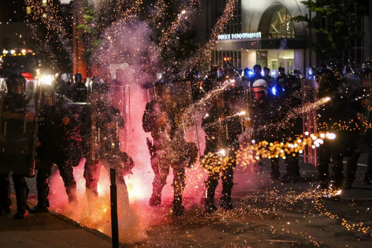 (VIDEO) DIVLJI ZAPAD: Demonstranti haraju po američkim prodavnicama, nešto kradu, a ostalo pale!