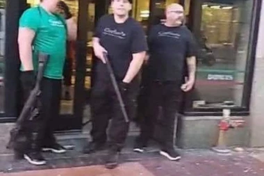 (FOTO) GRAĐANSKI RAT U SAD: Italijani pomažu sami sebi u Americi, "dugim cevima" čuvaju pekaru od lopova i ubica!