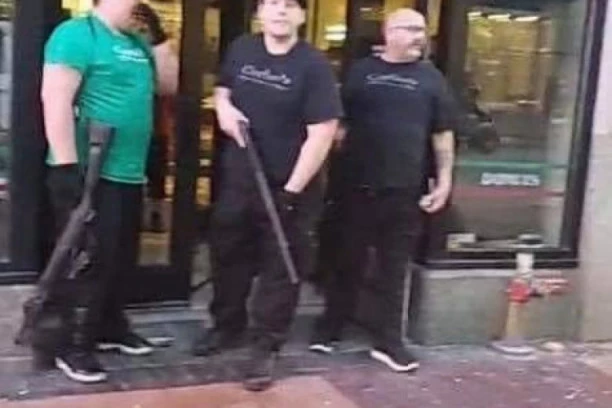 (FOTO) GRAĐANSKI RAT U SAD: Italijani pomažu sami sebi u Americi, "dugim cevima" čuvaju pekaru od lopova i ubica!