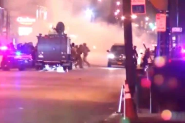 (UZNEMIRUJUĆI VIDEO) APOKALIPSA DANAS: Podivljali demonstranti džipom gaze policiju!
