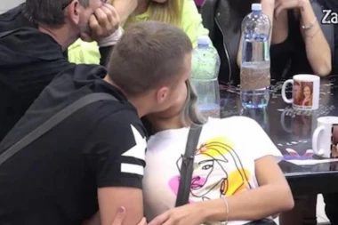 (VIDEO) Ovo je svima promaklo! Tokom Majinog poligrafa, Karić se primakao Šopićki i šaputao vulgarnosti, ona odlepila!