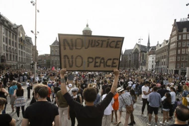 (FOTO) "RASIZAM NAS GUŠI": Nakon Amerike, protesti i u drugim delovima sveta