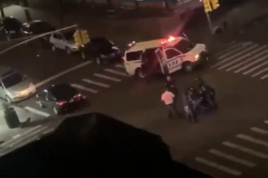 (UZNEMIRUJUĆI VIDEO) Jezivo! Ovo je trenutak kada demonstranti autom udaraju policajca, čovek odleteo u vazduh!