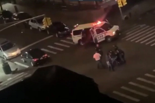 (UZNEMIRUJUĆI VIDEO) Jezivo! Ovo je trenutak kada demonstranti autom udaraju policajca, čovek odleteo u vazduh!