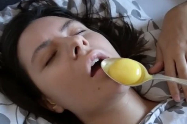 (VIDEO) Ubacio joj je žumance u usta, a onda je namamio u perfidnu zamku