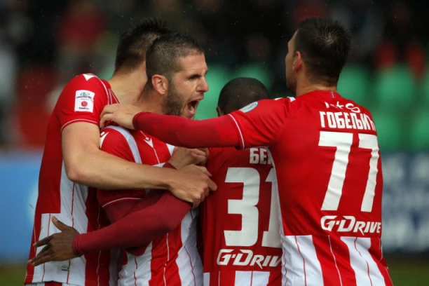 (VIDEO) Olimpijakos bira između sadašnjeg i bivšeg veziste Zvezde!