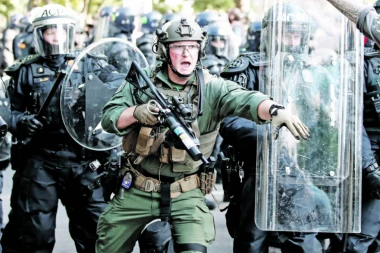 TRAMP IZVEO VOJSKU! Padobranci na periferiji Vašingtona, naoružani bojevom municijom i bajonetima!