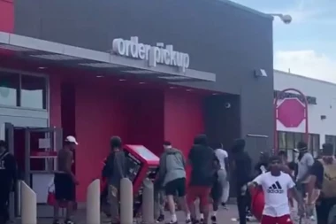 (HIT VIDEO) NIJE FILM, REALNO JE: Pokrao šta mu je trebalo, pa elegantno izneo u KORPI!