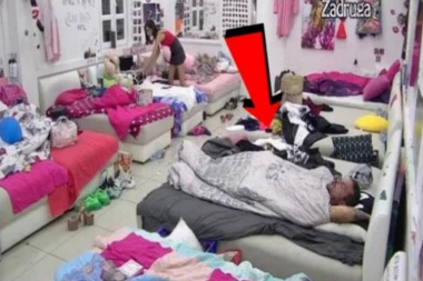 (VIDEO) Uhvaćen u akciji! Šta to radiš, sram te bilo: Čolak onanisao nasred sobe pred svim zadrugarima i zgrozio sve!