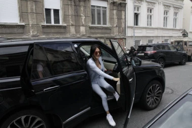 (FOTO) Ceca stigla u porodilište: Od ushićenja nije mogla ni reč da izusti!