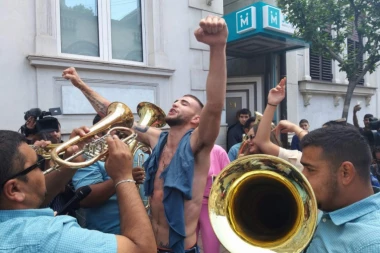 Sve pršti! Veljku se u proslavi Željkovog rođenja pridružio i Mirko Šijan!