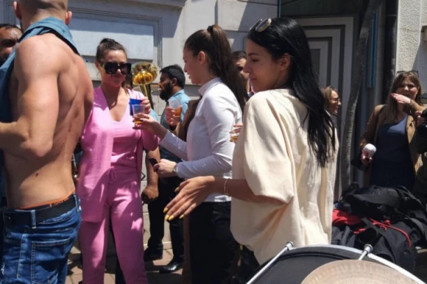 Na ovaj detalj ispred bolnice niko nije obratio pažnju: Svi iz obe porodice su uradile istu stvar!