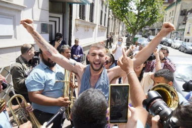 (FOTO) Mladi Ražnatović se skinuo, svi gledaju samo u jedno: Isplivala skrivena tetovaža, pogledajte šta piše!