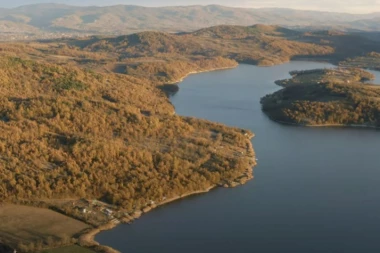 (FOTO, VIDEO) Nalazi se u samom srcu Srbije, a još ga zovu i srpskim MOREM: Ovaj šumadijski biser obožavaju ribolovci rekreativci!