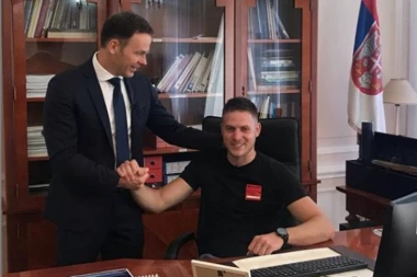 (FOTO) ONO KAD SINIŠA MALI UPOZNA SINIŠU MALOG: Poljoprivrednik iz sela Kucura na kratko postao "ministar"