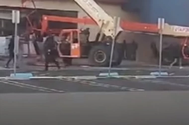 (VIDEO) PROTESTI U SAD SE OTRGLI KONTROLI: Lopovi i viljuškarima provaljuju u prodavnice