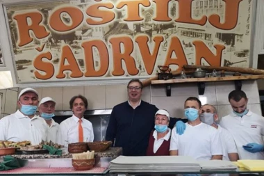 (FOTO) OVDE SU NAJBOLJI ĆEVAPI U PAZARU! Predsednik Vučić svratio kod legendarnog Januza i poslao ovu poruku