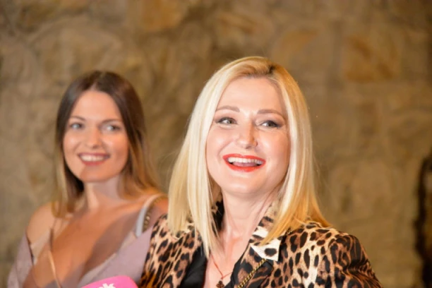 HODNIK, STEPENIŠTE, KUPATILO SVE U MERMERU: Pogledajte LUKSUZNU VILU Sanje Đorđević od 320 KVADRATA koju prodaje za POLA MILIONA EVRA! (FOTO)