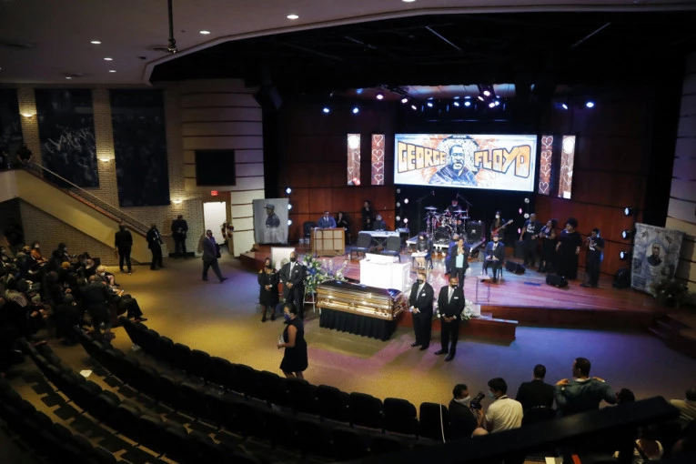 (VIDEO) KOMEMORACIJA DŽORDŽU FLOJDU: Gradonačelnik Mineapolisa kleknuo i zaplakao