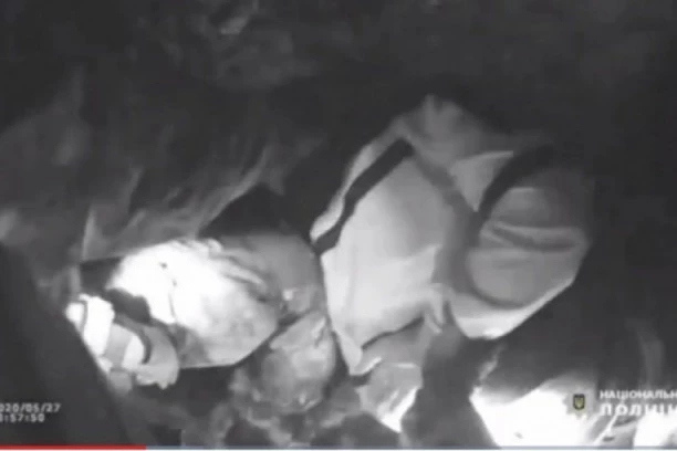 Pao na kolena, pravo u blato! Pogledajte kako je Peca Pitbul uhvaćen u šumi kod Odese