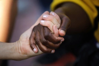 Haos ne jenjava! Policija u Kaliforniji viknula muškarcu da baci oružje, pa ga upucala