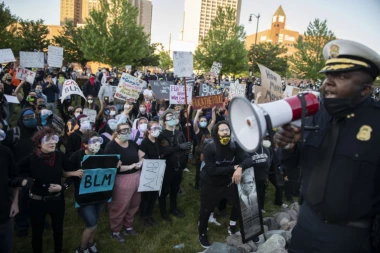 OTVORIO VATRU NA DEMONSTRANTE: Horor u Sijetlu, stradao mladić (19)