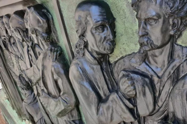 (FOTO) Isti kao na dan kad je izvajan: Završena restauracija spomenika knezu Mihailu, pogledajte detalje od kojih zastaje dah!