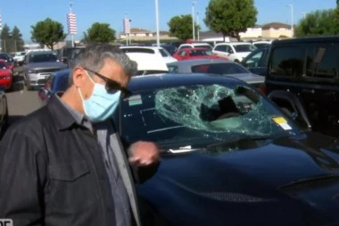 (VIDEO) NEVIĐENA PLJAČKA: Ukrali 80 LUKSUZNIH automobila tokom protesta u SAD iz jednog salona!