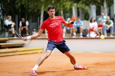 (FOTO) Dobro poznati "sparing" partner osetio Novakovu moć!