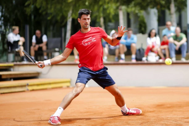 (FOTO) Dobro poznati "sparing" partner osetio Novakovu moć!