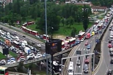 LANČANI SUDAR NA AUTO-PUTU KOD HITNE: Skucano 7 automobila, nastao haos, stvorila se kolona do Laste!