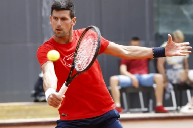 (FOTO) Novak u društvu trenira na centralnom terenu!