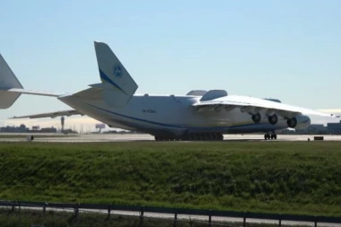 (VIDEO) ZVERINA! Drhte i nebo i zemlja: Jedinstven prizor poletanja RUSKOG DIVA ANTONOVA!