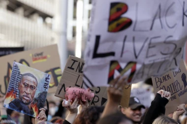 (FOTO) AUSTALIJANCI NA NOGAMA: Sidnej pod sloganom "Važan je i crni život" izašao na ulice!