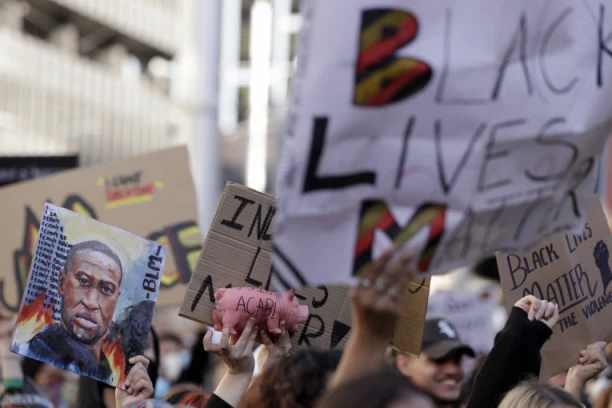 (FOTO) AUSTALIJANCI NA NOGAMA: Sidnej pod sloganom "Važan je i crni život" izašao na ulice!