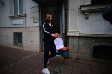 (FOTO) Veljko ponosno izveo malog Željka i Bogdanu iz porodilišta: Cecina snajka nikad lepša!