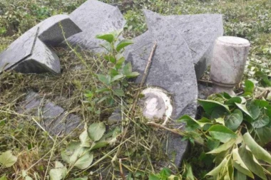 (FOTO, VIDEO) Scene od kojih se cepa srce: Srbi na zadušnice posetili groblje u Južnoj Mitrovici, zatekli bolan prizor!