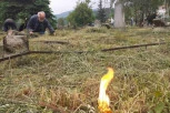 POŽAR NA GROBLJU: Sveće izazvale HAOS, izgorelo 80 kleka i stablo pačempresa u Novom Sadu