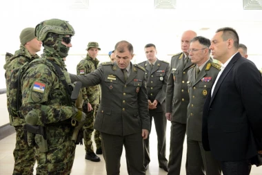 (FOTO) Vojska Srbije predstavila novu opremu Vulin: Nikada u istoriji Vojske Srbije nismo imali veći broj kompleta uniformi