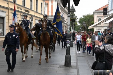 (FOTO) Uoči Dana policije, četa konjanika Policijske brigade prešpartala kroz Knez Mihailovu ulicu: Izazvali veliko oduševljenje građana!