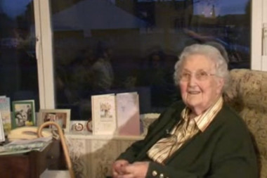 Baba od 102 godine pozirala GOLA u dobrotvorne svrhe: Imala sam podršku svoje dece!