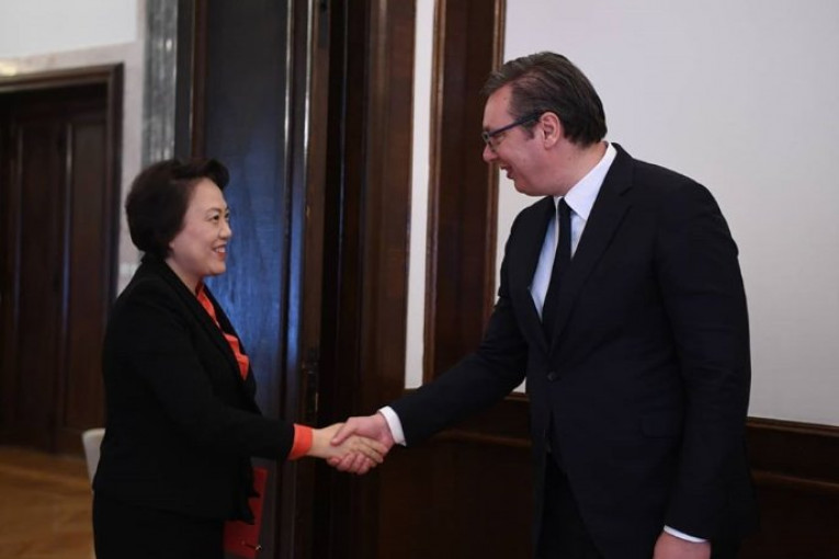 Predsednik Vučić se sastao sa ambasadorkom Kine Čen Bo