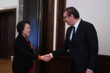 PREDSEDNIK SUTRA SA AMBASADORKOM KINE: Vučić na sastanku sa Čen Bo