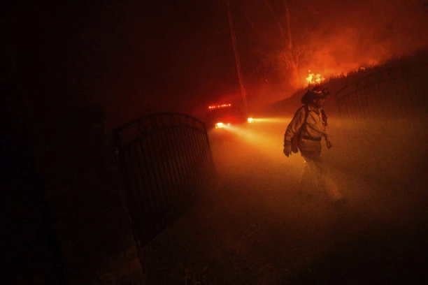 VELIKI POŽAR U TREBINJU: Svi na nogama, sprečavaju vatru da zahvati domaćinstva!