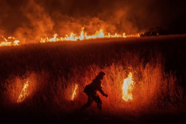 VATRA PROGUTALA ČOVEKA: Muškarac (65) stradao u požaru dok je palio korov!