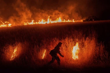 (FOTO) KAO U PAKLU! Stravičan šumski požar u Kaliforniji: Vlasti naredile evakuaciju!