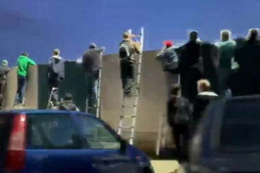 (VIDEO) Hit: Navijači češkog kluba sa merdevina i krovova automobila bodrili voljeni klub!