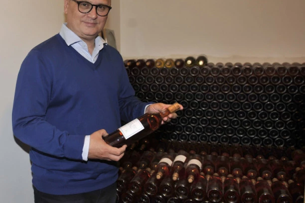 (FOTO) Vesić obišao vinariju Trišić: Nastavićemo da ulažemo u poljoprivredu, jer je to šansa za razvoj