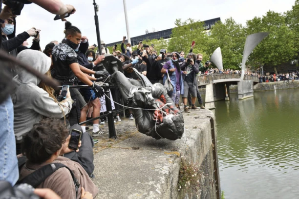 (FOTO, VIDEO) Srušen spomenik trgovcu robljem tokom protesta u Bristolu