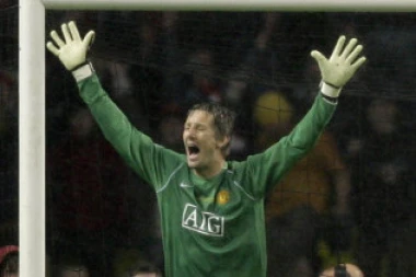 LEGENDARNI GOLMAN HITNO HOSPITALIZOVAN! Van der Sar PRIMLJEN na intenzivnu negu u Hrvatskoj!